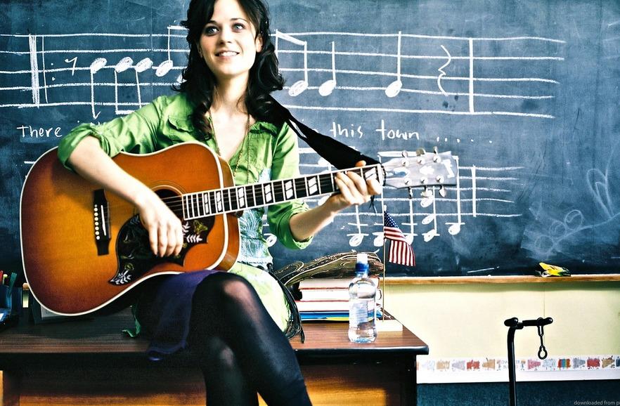 Une fois que vous maitrisez bien les parties chant et guitare, essayez de jouer de la guitare et de chanter avec la m&ecirc;me intensit&eacute;, de fa&ccedil;on presque monotone, sans jamais accentuer une note &agrave; la guitare.