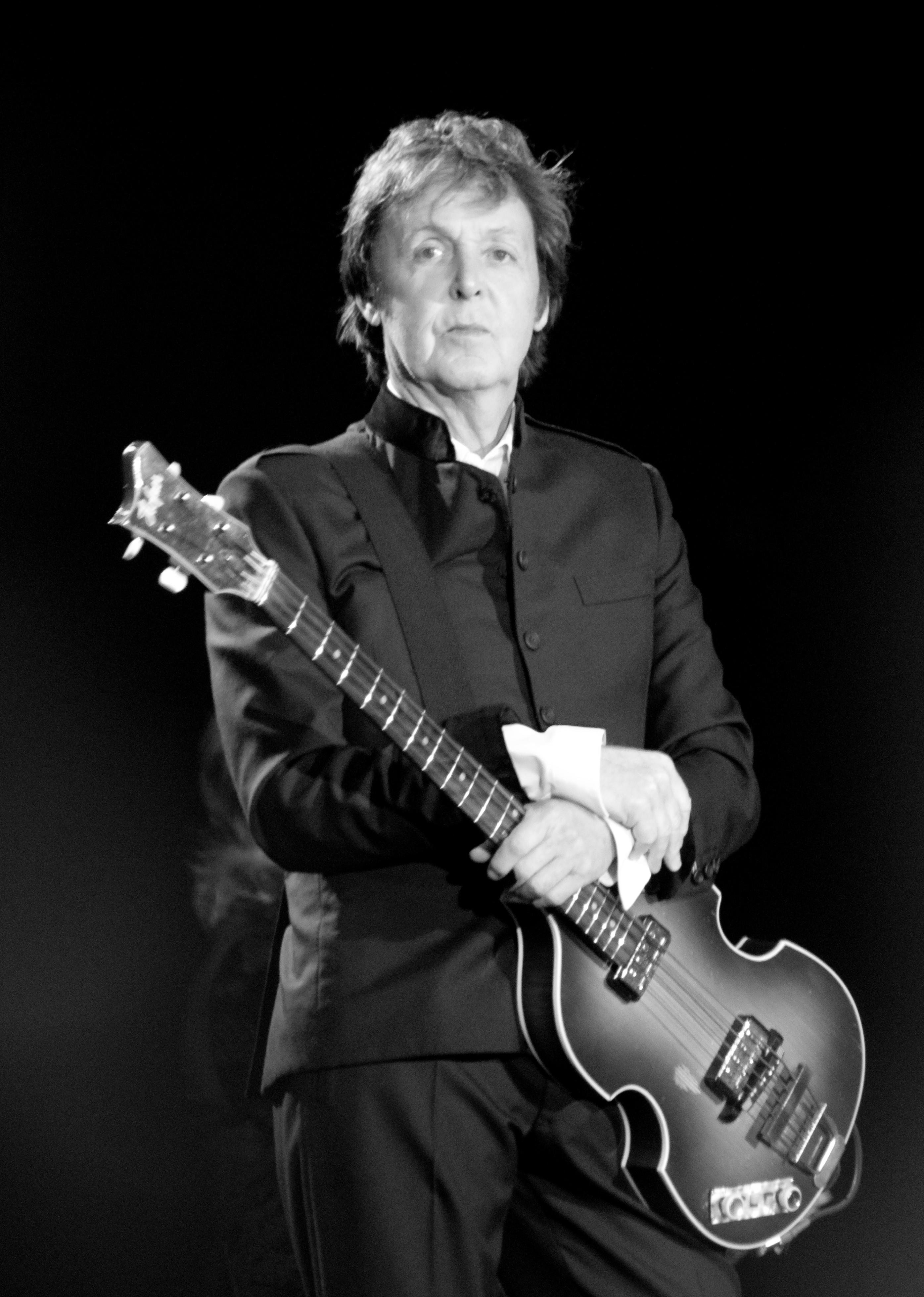 De grands guitaristes jouaient de la main gauche.