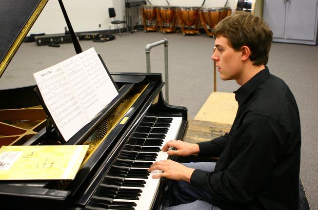 Demandez de l'aide &agrave; votre prof de piano pour optimiser votre temps de jeu au piano.