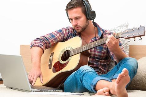 Comment apprendre la guitare par webcam ?
