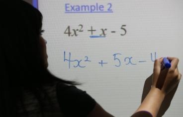 Se faire aider en cours de maths par un professeur particulier.